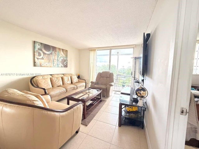 4 of 18 - 441 Ne 195th St 412, Miami, FL