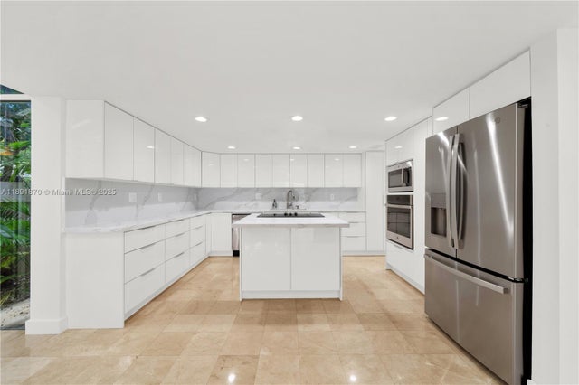 2 of 21 - 1769 Wa Kee Na Dr, Miami, FL