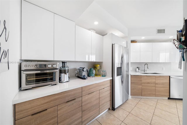 2 of 25 - 20185 E Country Club Dr 1402, Aventura, FL