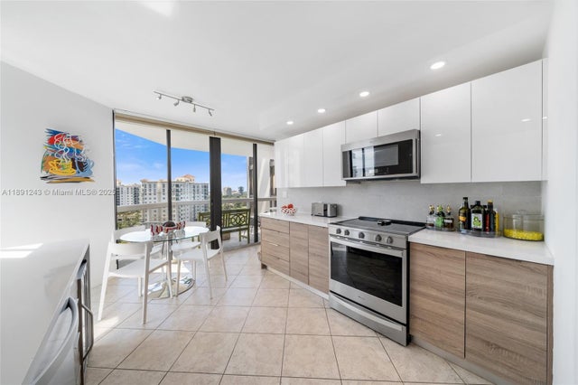 3 of 25 - 20185 E Country Club Dr 1402, Aventura, FL