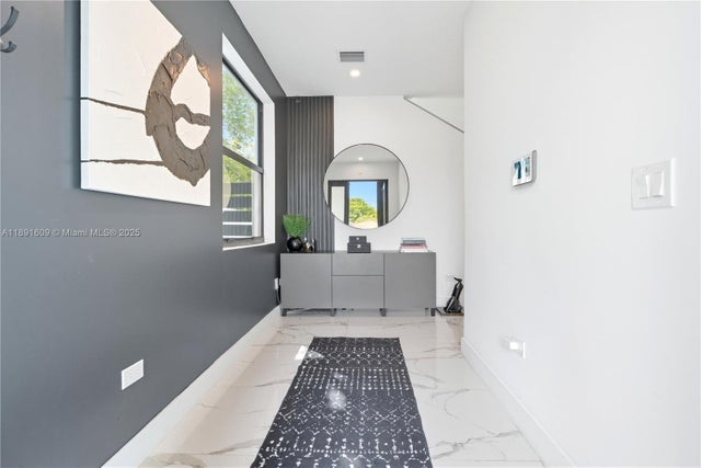 4 of 28 - 2320 Sw 14th St, Miami, FL