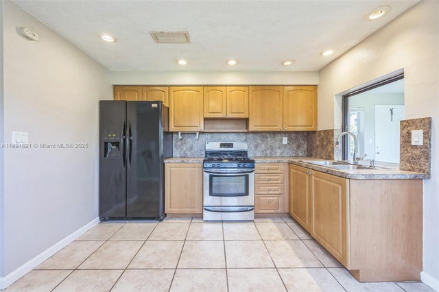 2 of 15 - 6901 Nw 28th St, Sunrise, FL