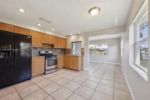 4 of 15 - 6901 Nw 28th St, Sunrise, FL