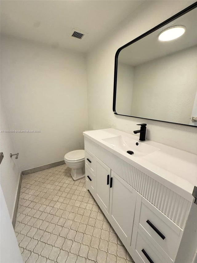4 of 20 - 13499 Biscayne Blvd 811, North Miami, FL