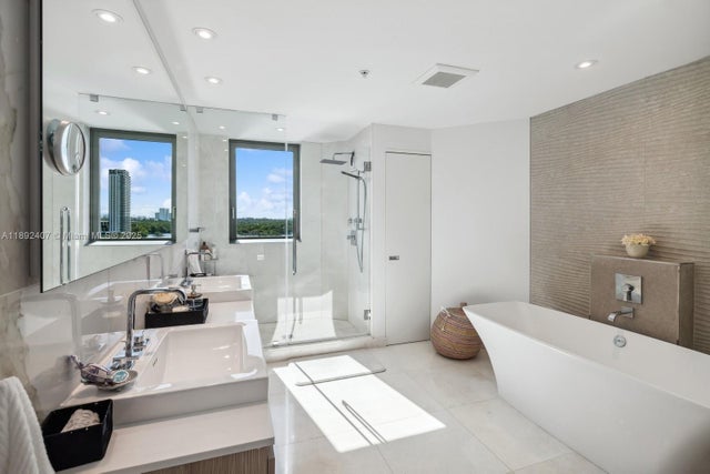 4 of 15 - 17111 Biscayne Blvd 1004, Aventura, FL