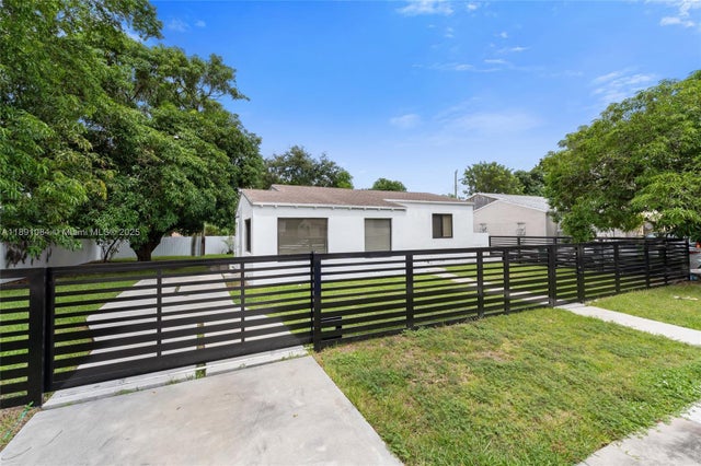 1 of 25 - 165 Nw 46th St, Miami, FL