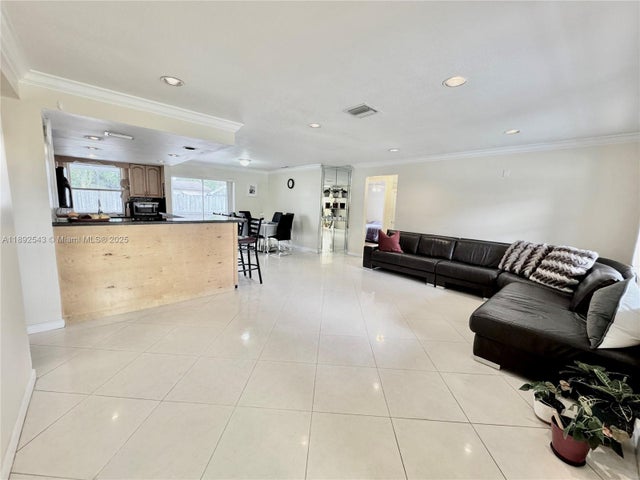 5 of 37 - 6875 Nw 1st Ct, Margate, FL