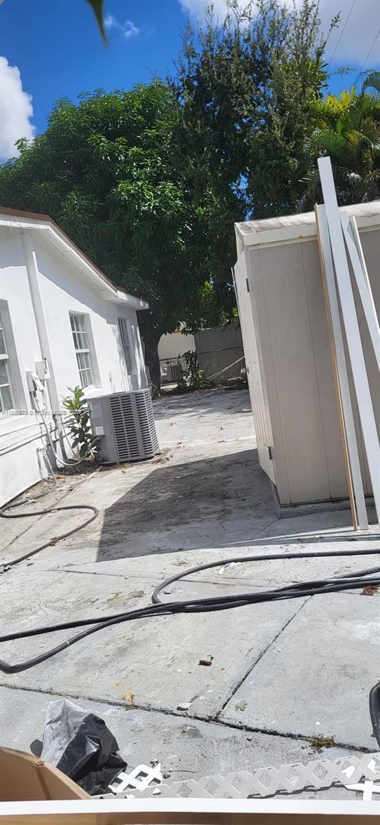 4 of 14 - 712 Hialeah Dr, Hialeah, FL