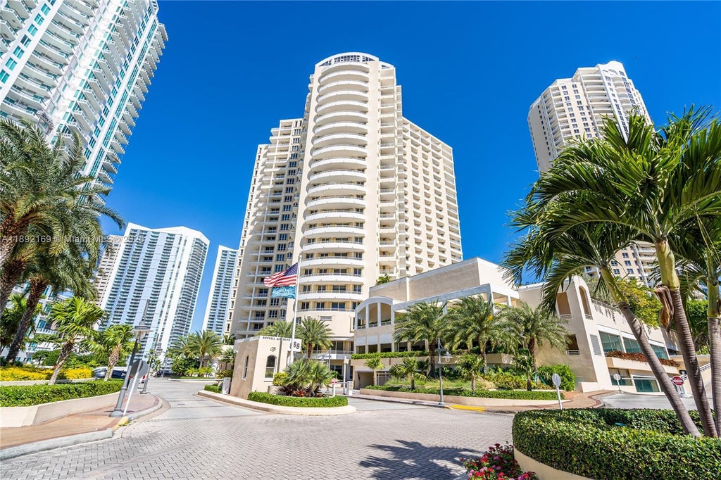 888 Brickell Key Dr 1002, Miami