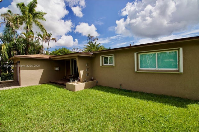 2 of 21 - 1007 N Golf Dr, Hollywood, FL