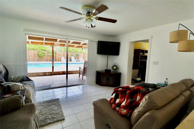 4 of 21 - 1007 N Golf Dr, Hollywood, FL
