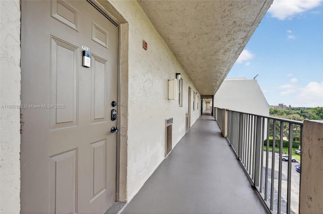 2 of 27 - 3150 W Rolling Hills Cir 703, Davie, FL
