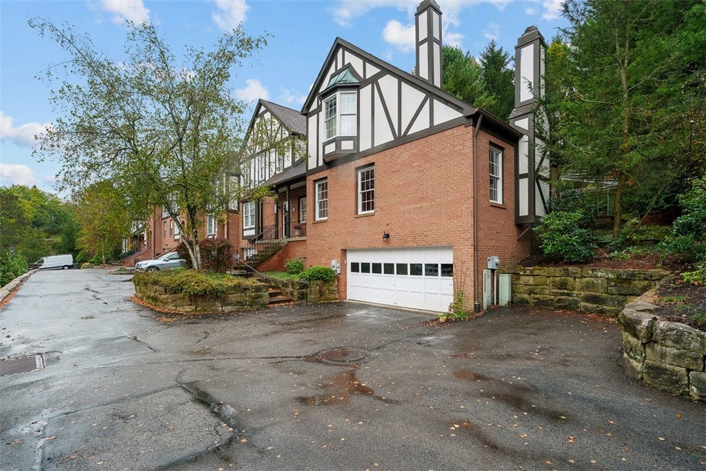 315 Kingsberry Circle, Mt Lebanon