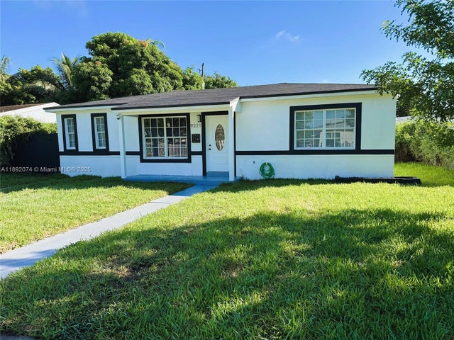 1 of 28 - 9221 Broad Manor Rd, Miami, FL