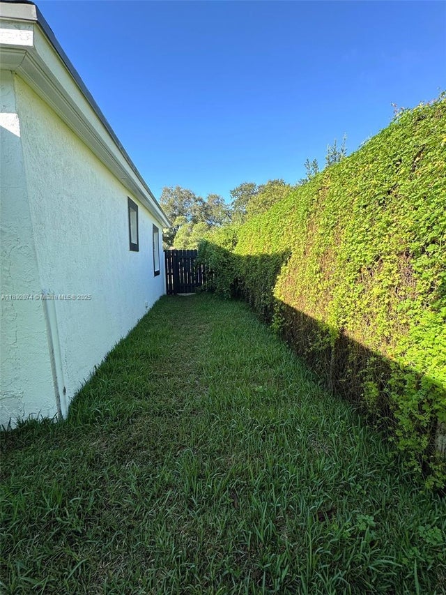 3 of 28 - 9221 Broad Manor Rd, Miami, FL