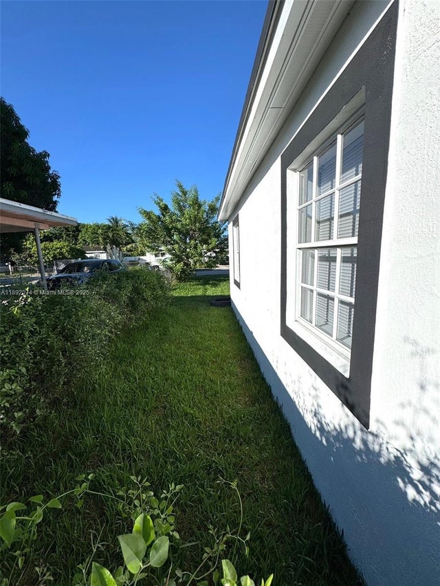 4 of 28 - 9221 Broad Manor Rd, Miami, FL