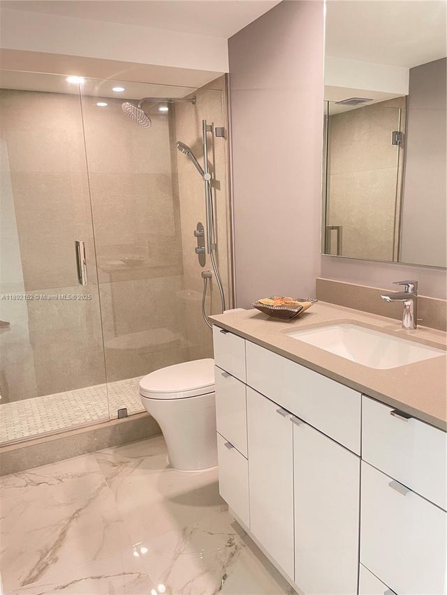 4 of 9 - 5005 Collins Ave, Miami Beach, FL