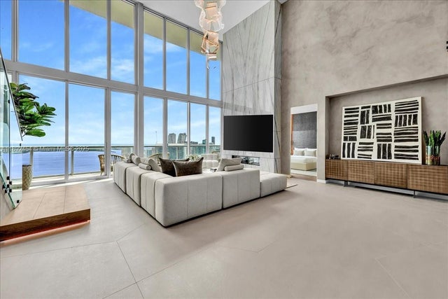4 of 63 - 888 Biscayne Blvd 5704, Miami, FL