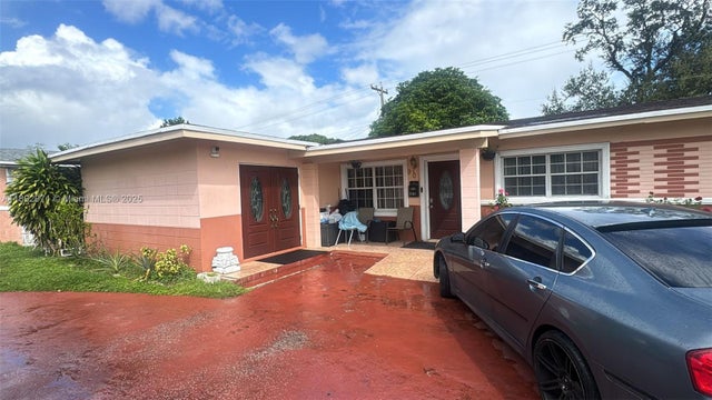 1 of 5 - 901 Nw 199th St, Miami Gardens, FL