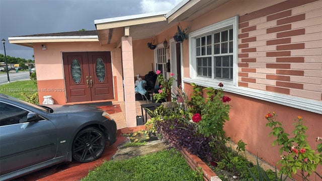 2 of 5 - 901 Nw 199th St, Miami Gardens, FL
