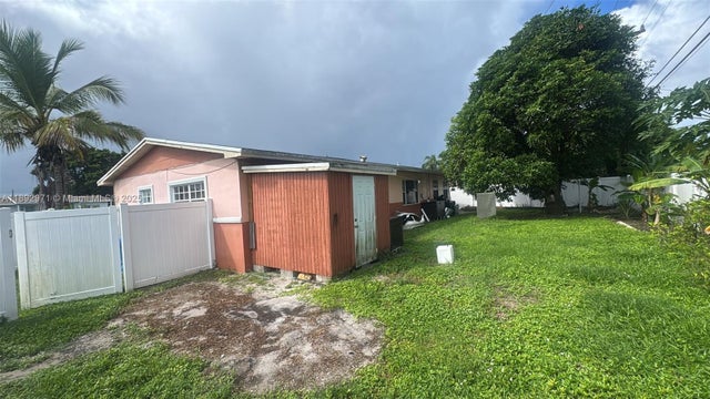 3 of 5 - 901 Nw 199th St, Miami Gardens, FL