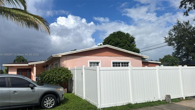 4 of 5 - 901 Nw 199th St, Miami Gardens, FL