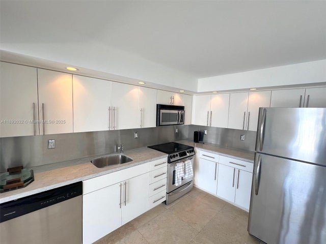 4 of 9 - 1800 Collins Ave 12e, Miami Beach, FL