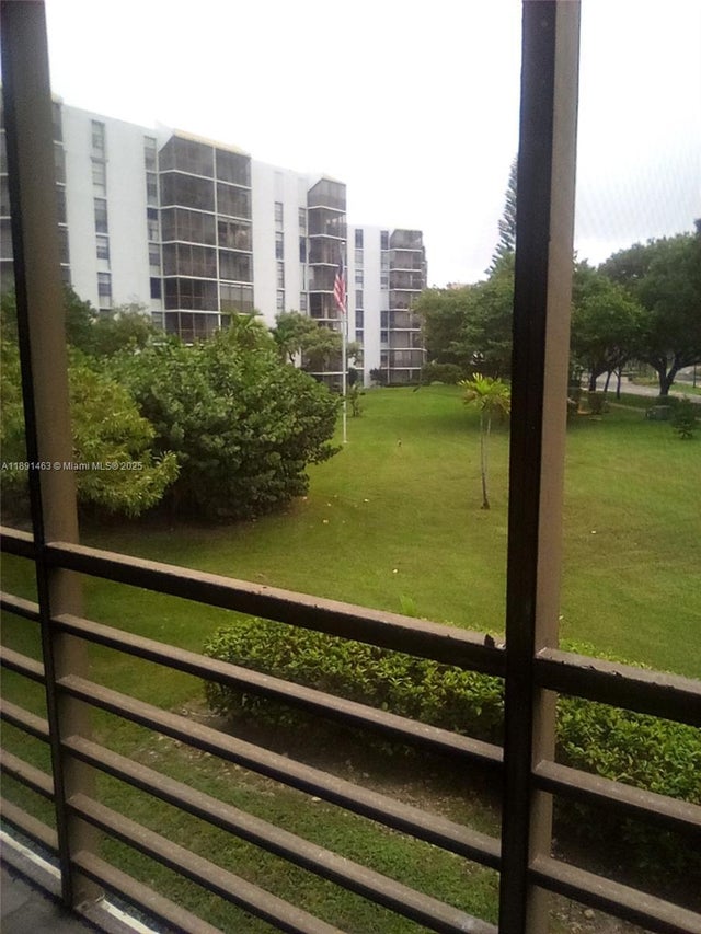 4 of 21 - 20400 W Country Club Dr 209, Aventura, FL