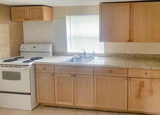 5 of 14 - 309 N 17th St, Fort Pierce, FL