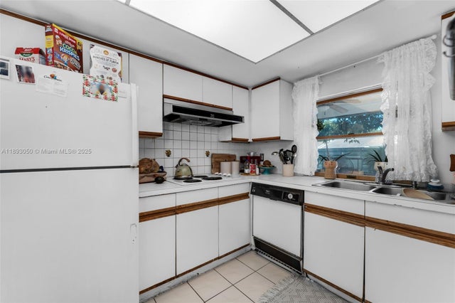 5 of 23 - 14301 Sw 146th Ter, Miami, FL