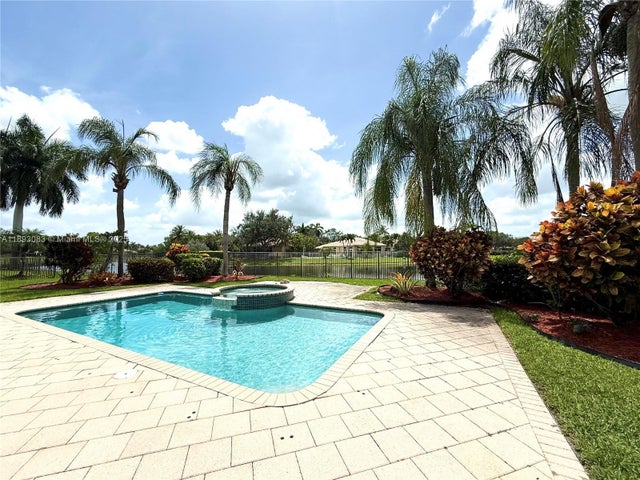 4 of 16 - 2547 Montclaire Cir, Weston, FL