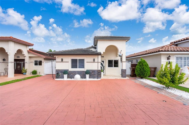 3155 W 68th Pl, Hialeah