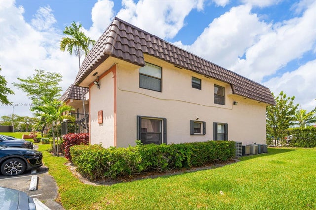 5 of 12 - 821 Ne 207th Ln 1-105, Miami, FL