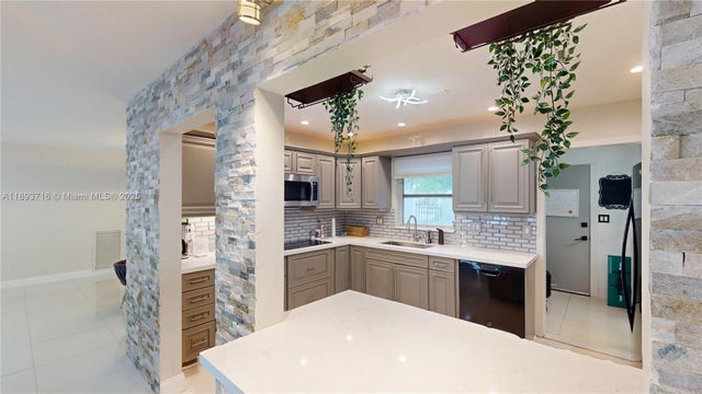 5 of 13 - 2121 Ne 62nd St, Fort Lauderdale, FL
