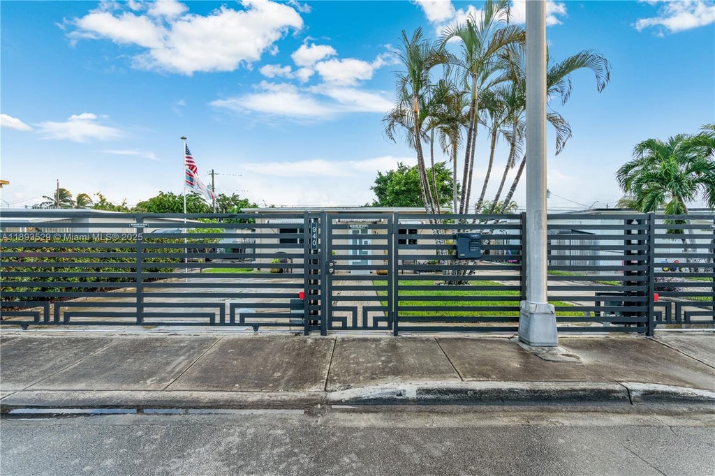 940 E 21st St, Hialeah