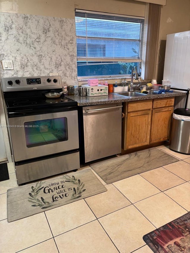 2 of 11 - 4610 Sw 43rd Ter, Dania Beach, FL