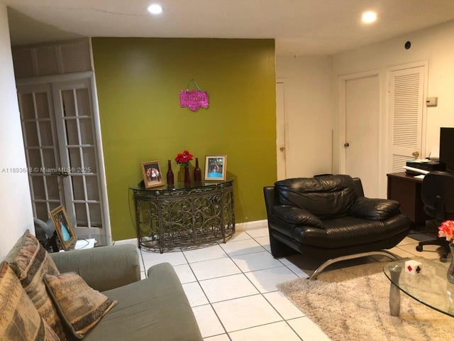4 of 11 - 4610 Sw 43rd Ter, Dania Beach, FL