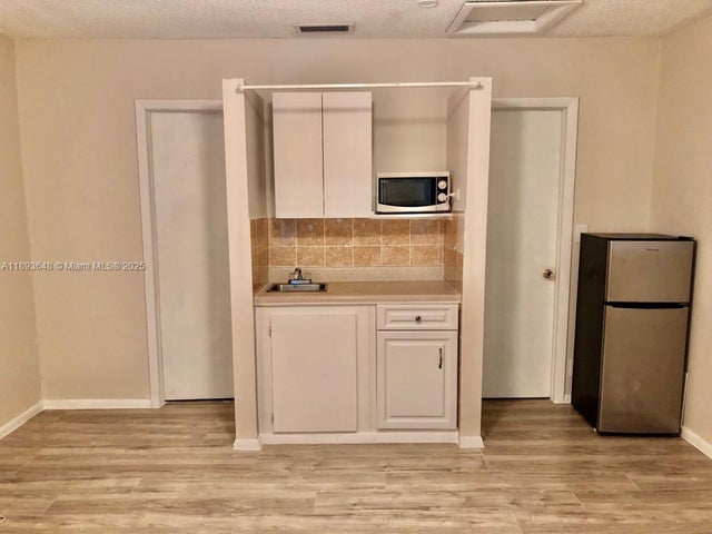 5 of 11 - 4610 Sw 43rd Ter, Dania Beach, FL