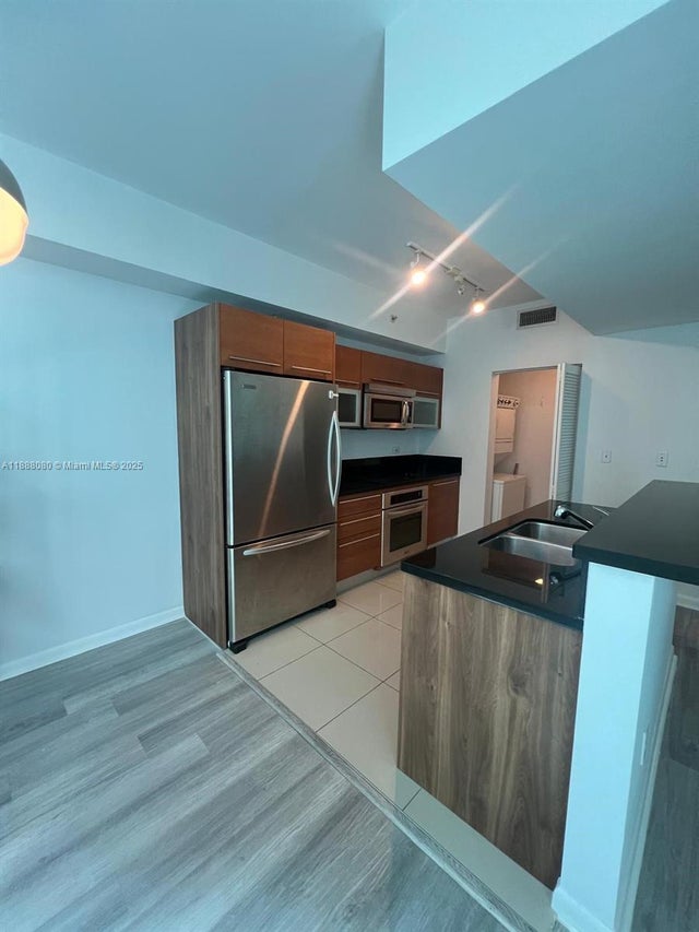 3 of 12 - 244 Biscayne Blvd 608, Miami, FL