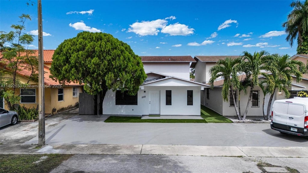 1283 W 42nd St, Hialeah
