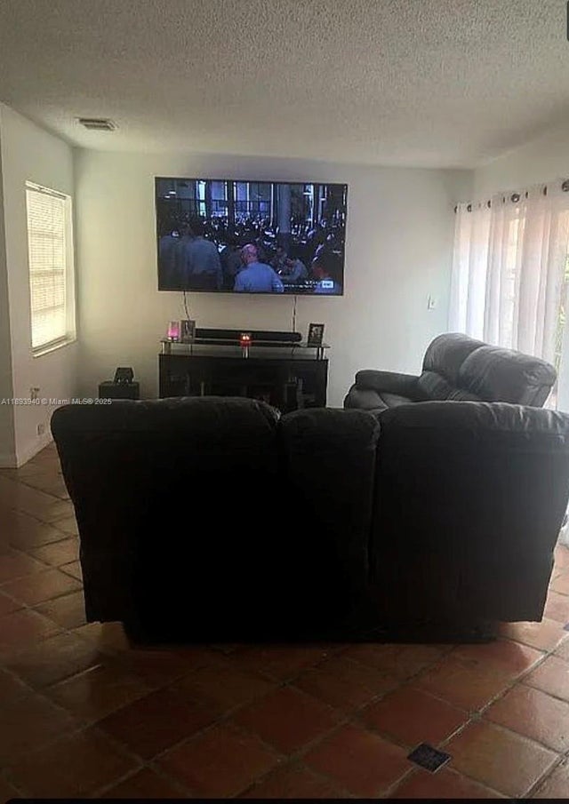 3 of 4 - 1045 Nw 126th Pl, Miami, FL