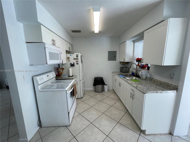 5 of 14 - 1854 Lauderdale Manor Dr, Fort Lauderdale, FL