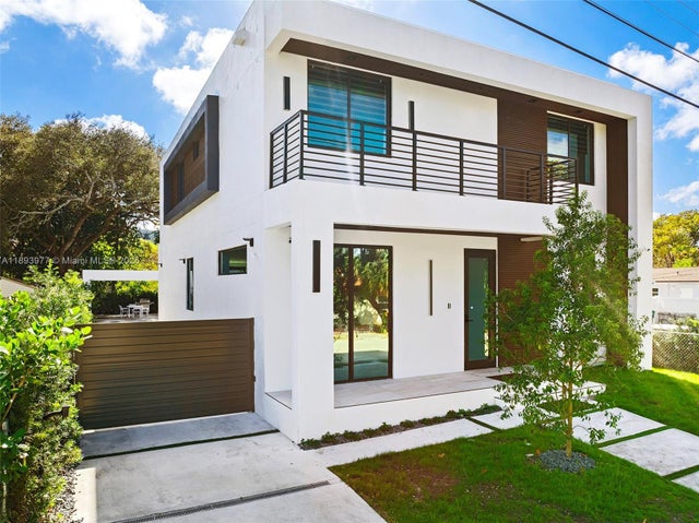 1 of 72 - 2572 Ne 182nd Ter, North Miami Beach, FL