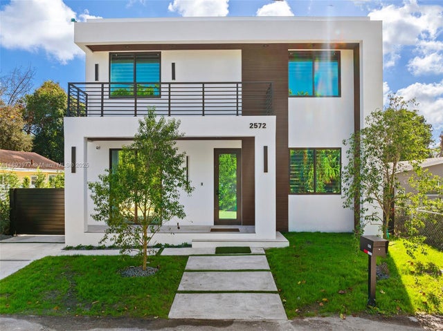 2 of 72 - 2572 Ne 182nd Ter, North Miami Beach, FL