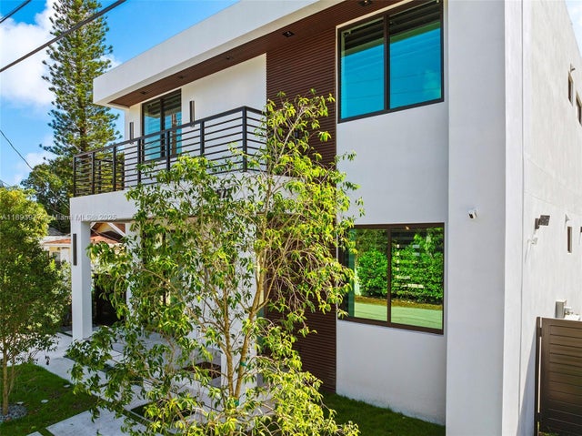 4 of 72 - 2572 Ne 182nd Ter, North Miami Beach, FL