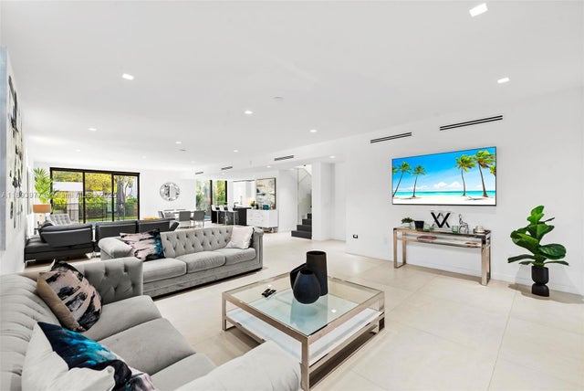 5 of 72 - 2572 Ne 182nd Ter, North Miami Beach, FL