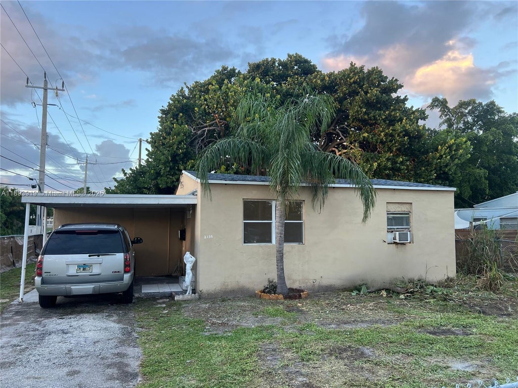 2135 Plunkett Ct, Hollywood