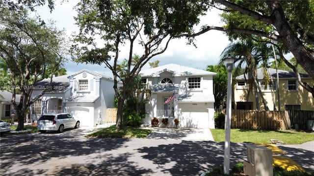 2 of 34 - 9850 Sw 118th Ave, Miami, FL