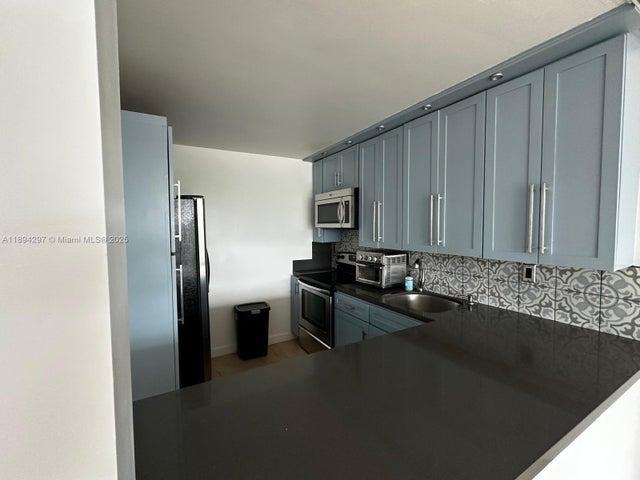 5 of 12 - 8233 Harding Ave 403, Miami Beach, FL