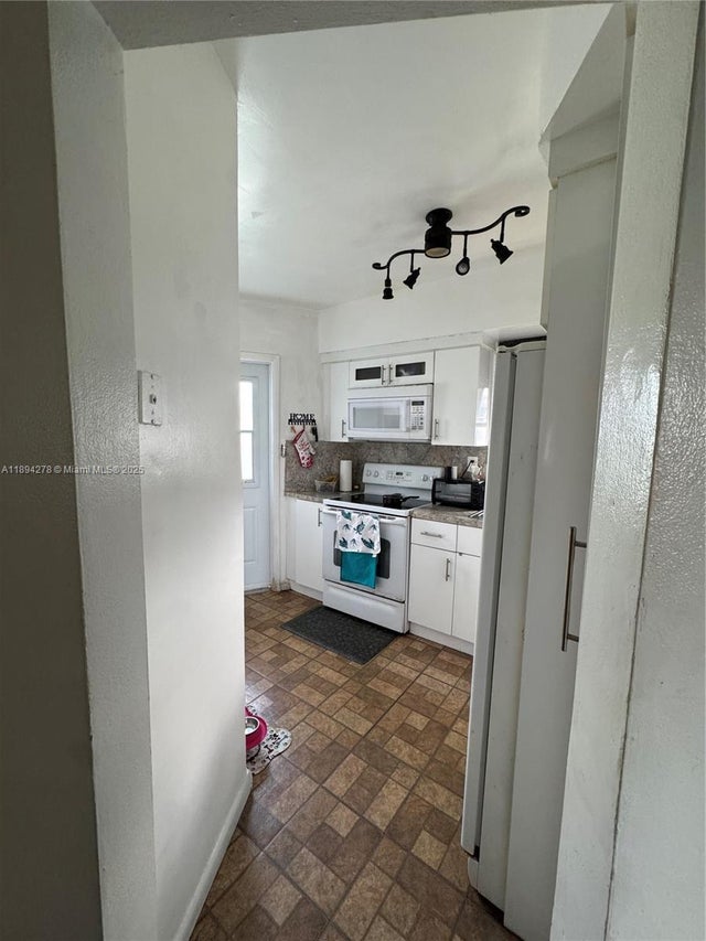 5 of 14 - 18710 Ne 18th Ave 209, Miami, FL